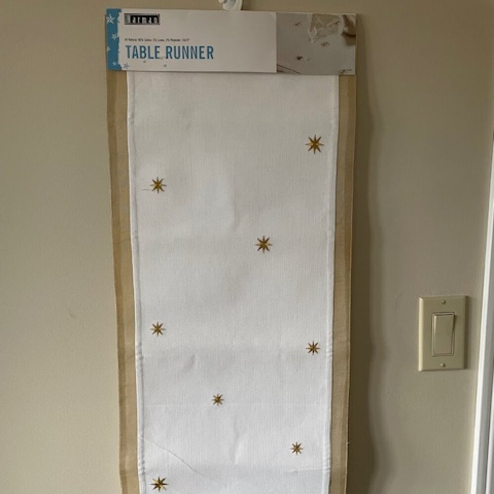 Harman Table Runner – Xmas Star  pattern 17”x72” NWT – mint condition